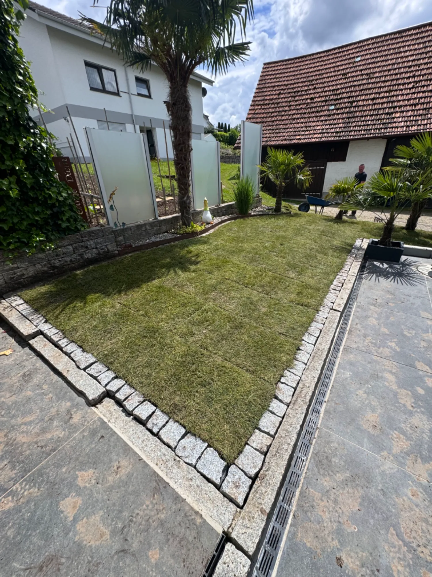 Rasenfläche mit sauber gesetzter Granit-Kleinpflasterkante
