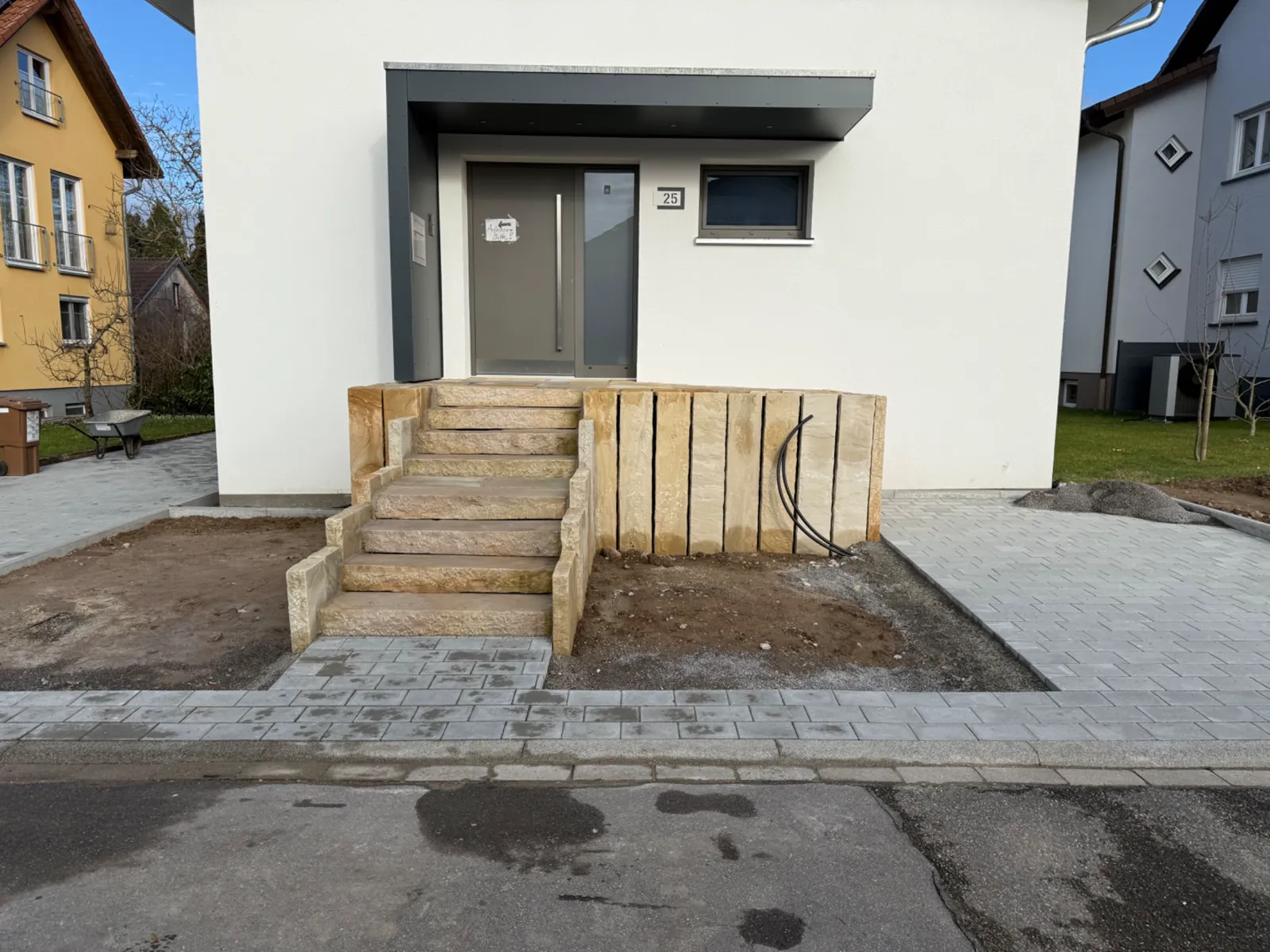 Hauseingang mit neuen Blockstufen aus Naturstein